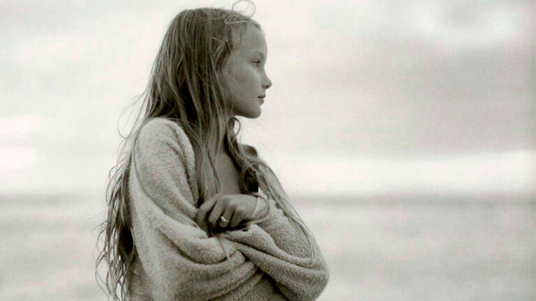 Девочка на пляже. Фото Джока Стерджеса.