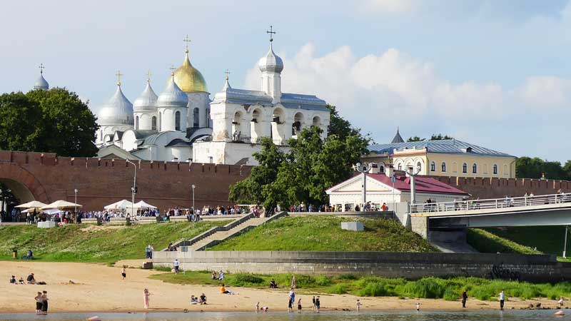 Новгородский Кремль с противоположного берега Волхова